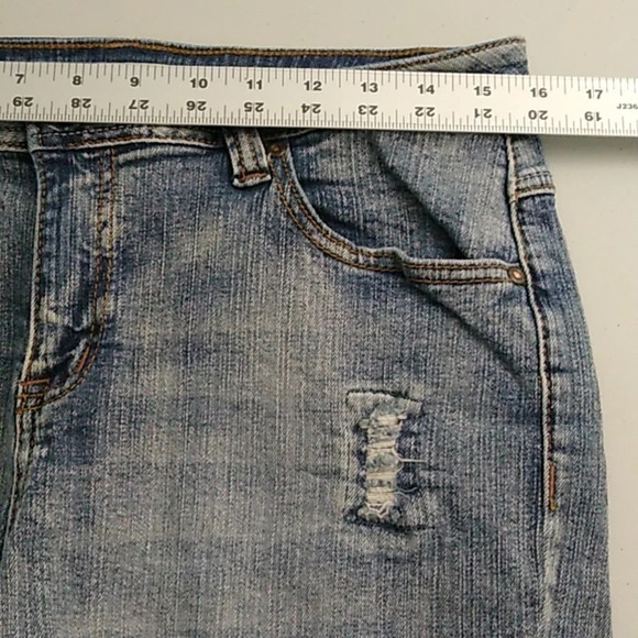 CATO DISTRESSED DENIM 5 POCKET 3" STRETCH MIDRISE JEAN SHORTS - Picture 3 of 5